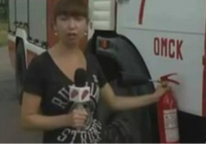 ''Ecco come si usa l'estintore''...e la giornalista vola via - Video - 11/10/2013
