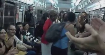 Buenos Aires, tutti cantano Funiculì Funiculà in metro - Video - 12/10/2013