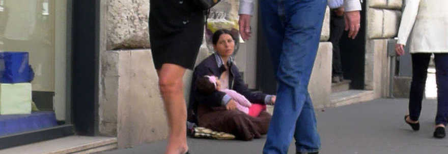 Roma, chiedeva l'elemosina con una bimba narcotizzata: nomade fermata dai vigili -foto - 12/10/2013