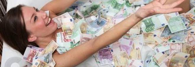 Foto su Fb nella vasca tra le banconote, 23enne indagata per evasione fiscale - Guarda - 12/10/2013