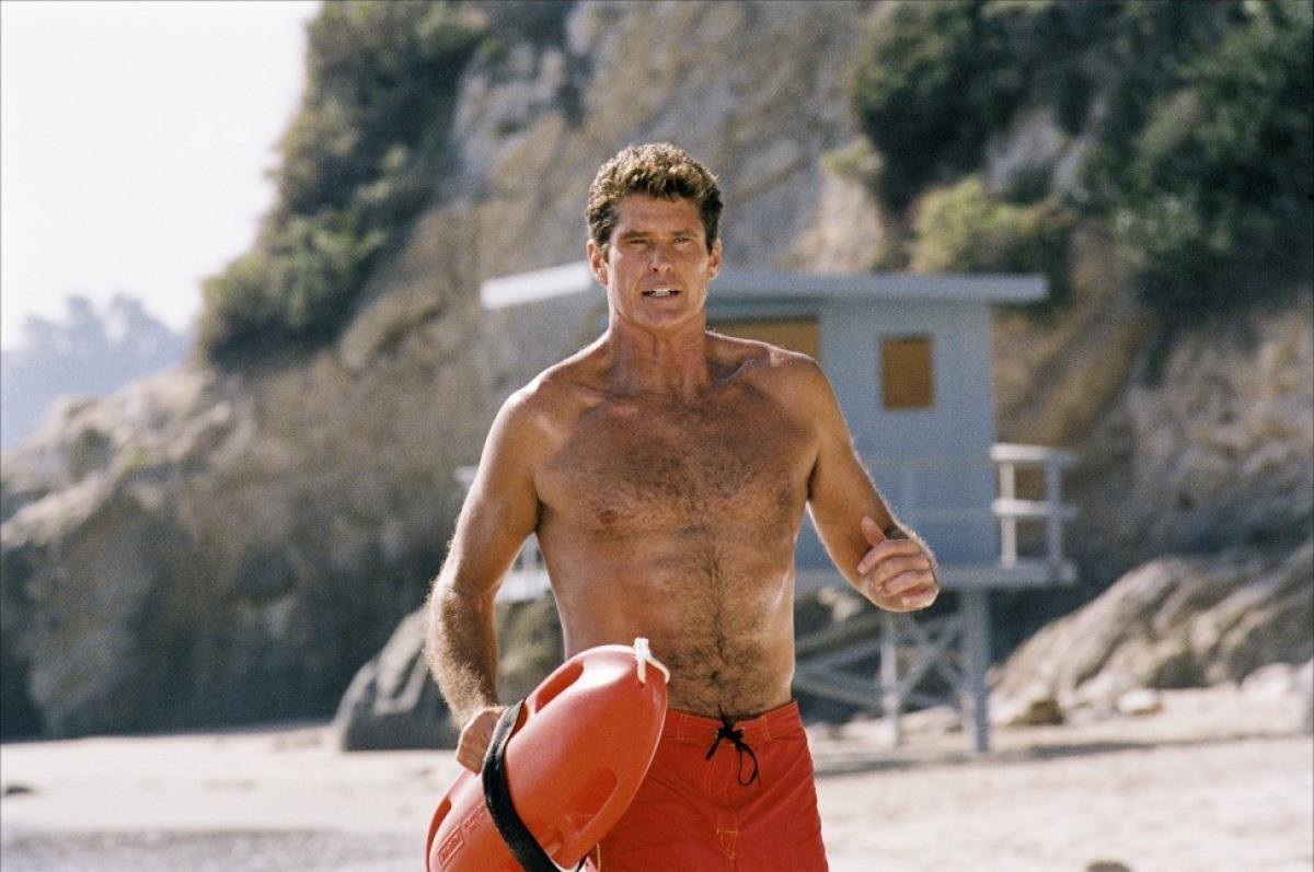 RICORDATE DAVID HASSELHOFF PROTAGONISTA DI BAYWATCH? ECCOLO ORA