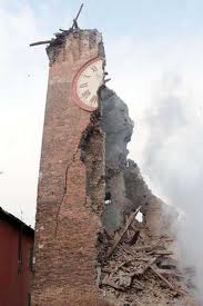 Terremoto Emilia, scossa di 5.1 Epicentro a Novi di Modena: crolla la torre dell'orologio - 03/06/2012