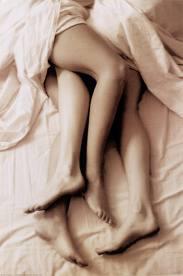 Er significato de come dormi in coppia: POSIZIONE DELLE GAMBE ABBRACCIATE - 26/04/2012