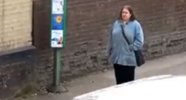 Donna balla alla fermata del bus senza sapere di essere vista - Il video spopola sul web - 18/04/2013