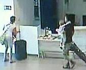 LASCIANO LA FIGLIA DI 2 ANNI IN AEROPORTO E PARTONO PER LE VACANZE - 29/07/2012
