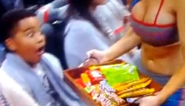 Sexy cheerleader distribuisce snack, bimbo resta di sasso - Video boom sul web - 22/11/2012