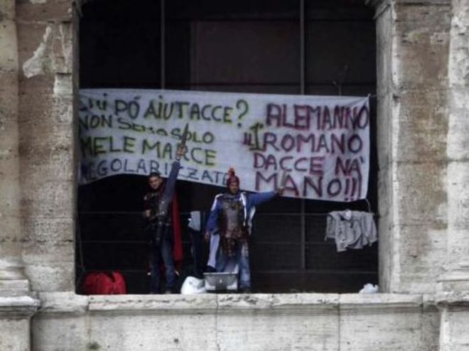 I centurioni si arrampicano sul Colosseo: Vogliamo lavorare - 07/04/2012