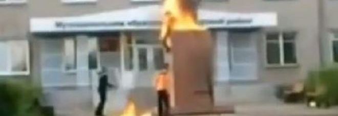 Filmato agghiacciante: un uomo sale su una statua e si dà fuoco - Video - 10/10/2013
