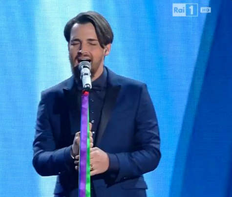 POCO PRIMA DI SALIRE SUL PALCO DI SANREMO: MESSAGGIO A MARCO CARTA, CHE A SORPRESA RISPONDE COSI' - 11/02/2016