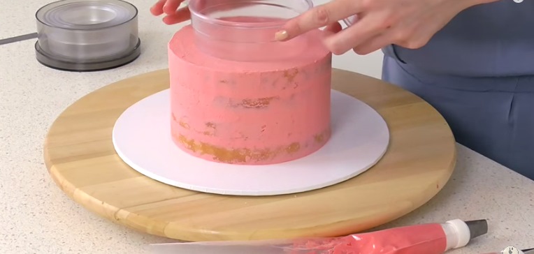 METTE UN BICCHIERE LA CENTRO DELLA TORTA, QUELLO CHE CREA E' INCREDIBILMENTE BELLO - VIDEO - 01/12/2015