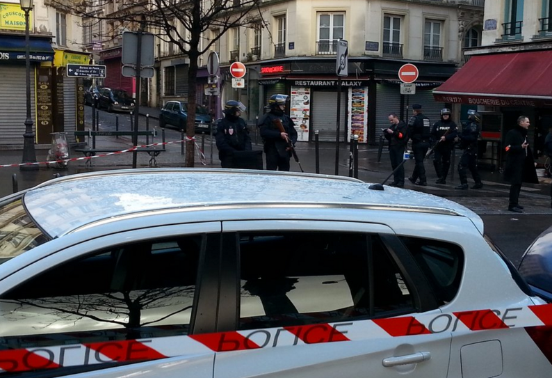 TORNA L'INCUBO TERRORISMO A PARIGI: L'UOMO AVEVA UNA CINTURA ESPLOSIVA - 07/01/2016