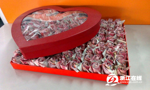 PROPOSTA DI MATRIMONIO: BANCONOTE PER UN VALORE DI 30.000 EURO PIEGATE COME BOCCIOLI DI ROSA - 11/04/2016