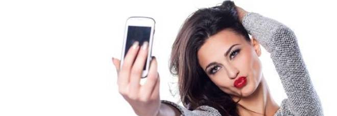 ANCORA APPASSIONATI DI SELFIE? LA NUOVA MODA E' IL ''BRELFIE''. ECCO DI COSA SI TRATTA - 12/04/2016