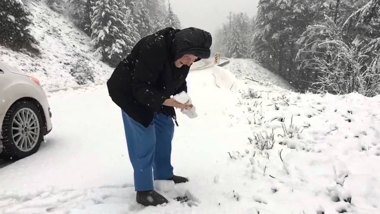 A 101 ANNI CHIEDE DI GIOCARE CON LA NEVE PER STRADA: L'EMOZIONE E' UNICA - VIDEO - 10/12/2015