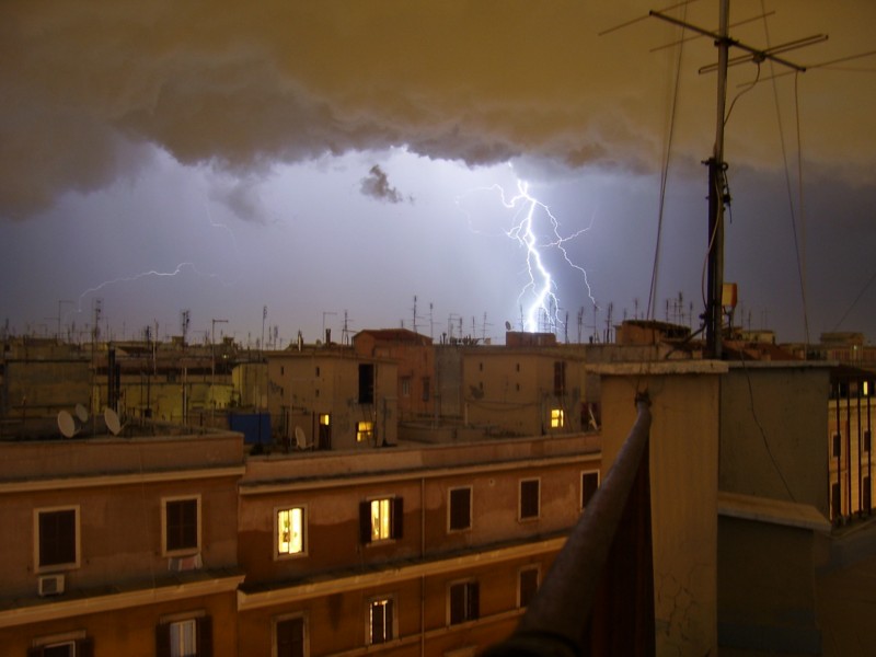 GROSSO INCENDIO A ROMA: FULMINE COLPISCE TRASFORMATORE CON 35MILA LITRI D'OLIO - 19/10/2015