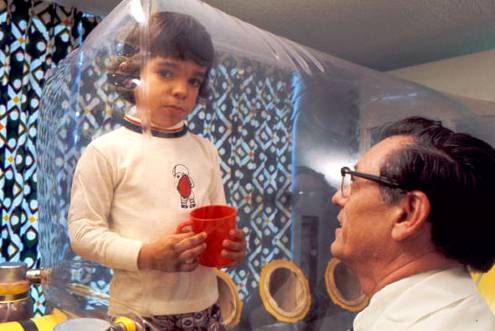 LA TRISTE STORIA DEL BAMBINO VISSUTO 13 ANNI IN UNA BOLLA - 16/12/2015