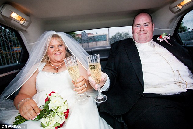 SPOSI TRAUMATIZZATI DALLE FOTO DEL LORO MATRIMONIO SI METTONO A DIETA CON QUESTI RISULTATI - FOTO - 19/01/2016