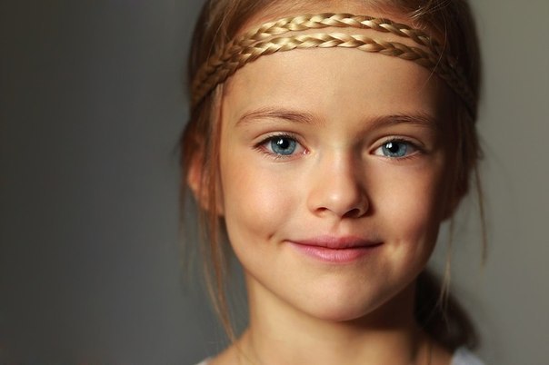 CRISTINA HA 9 ANNI ED E' ''LA BAMBINA PIU' BELLA DEL MONDO'', MA C'E' QUALCOSA DI INQUIETANTE DIETRO - 04/12/2014