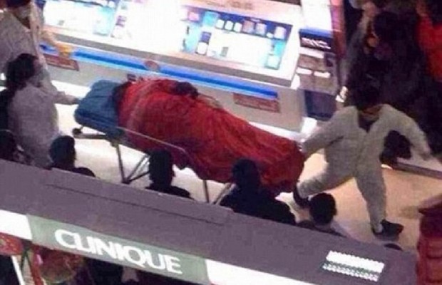 LEI VUOLE FARE ANCORA SHOPPING E LUI SI SUICIDA - 17/12/2014