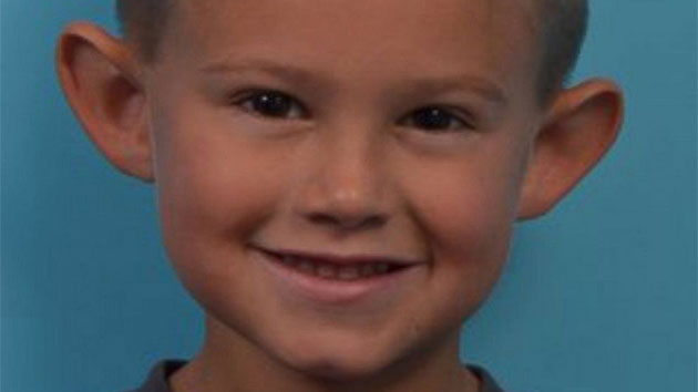 LO INSULTANO E PRENDONO IN GIRO PER LE ORECCHIE A SVENTOLA. LA DRASTICA DECISIONE DEI GENITORI - 05/10/2015