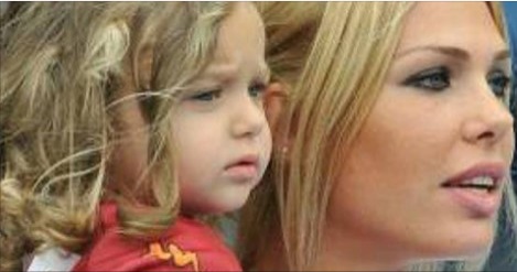 CHANEL TOTTI: L'ULTIMA FOTO IN BRACCIO A MAMMA ILARY ANNI FA: ECCO COM'E' OGGI - FOTO - 16/02/2016