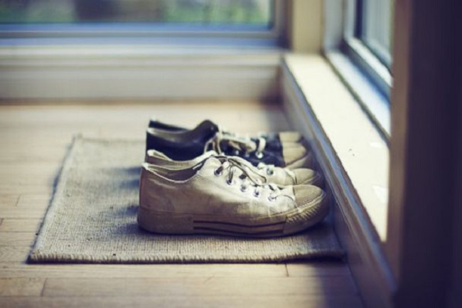 10 MOTIVI PER TOGLIERSI LE SCARPE QUANDO SI ENTRA IN CASA - 17/02/2016