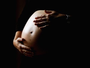 PARTORISCE IN CASA E GETTA IL FIGLIO DALLA FINESTRA LA NOTTE DELLA VIGILIA - 27/12/2013