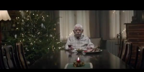 UOMO ANZIANO SI FINGE MORTO PER RIUNIRE I FAMILIARI IL GIORNO DI NATALE. E' DIFFICILE TRATTENERE LE LACRIME - VIDEO - 01/12/2015