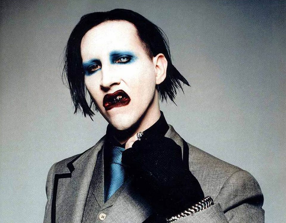 AVETE MAI VISTO MARILYN MANSON NELLA VITA DI TUTTI I GIORNI SENZA TRUCCO ? QUASI IRRICONOSCIBILE - ECCOLO - 01/01/2014