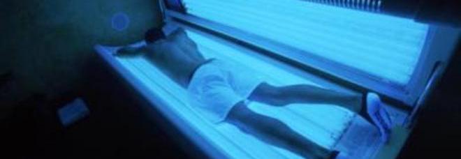 LAMPADA ABBRONZANTE PER 14 MINUTI, PIEDI USTIONATI: 45 GIORNI IN CARROZZINA - 30/12/2013
