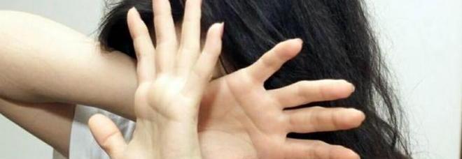 SIGLA UN PATTO D'AMORE CON LA MOGLIE E L'AMANTE DI LEI, POI SI PENTE: BOTTE E MINACCE A ENTRAMBI - 30/12/2013