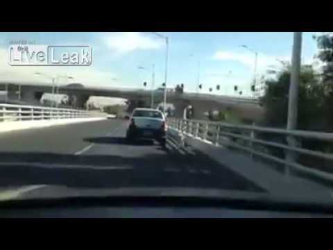 CERCA DI ABBANDONARE IL CANE IN AUTOSTRADA - VIDEO SHOCK - 04/07/2015