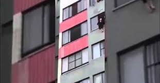 TENTA DI BUTTARSI DALLA FINESTRA: IL SALVATAGGIO SPETTACOLARE - VIDEO - 04/07/2015