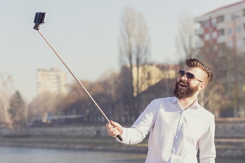STATE ATTENTI AI SELFIE: ORA SONO VIETATI. ECCO DOVE E QUANDO NON POTETE FARLI - 04/06/2015