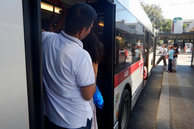 ROMA - CONTROLLORE CHIEDE IL BIGLIETTO, POI LA FOLLE REAZIONE DELLA DONNA - 22/07/2015