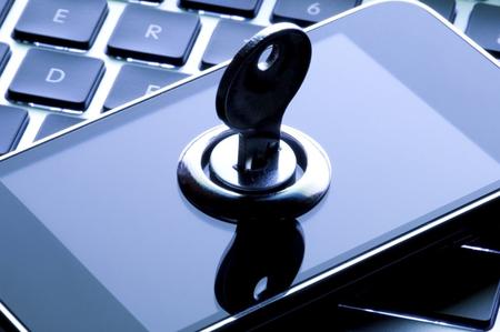 PRIVACY E CELLULARI: ARRIVA L'APP GRATUITA PER PROTEGGERSI DA AMICI, FIDANZATI E SPIE - 15/09/2015