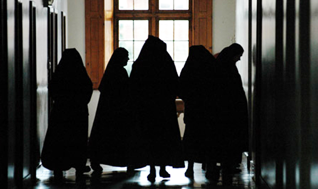 EX MONACA RACCONTA LA CLAUSURA CON I PRETI:''RAPPORTI MORBOSI TRA DONNE E STUPRI A CIELO APERTO'' - 21/09/2015