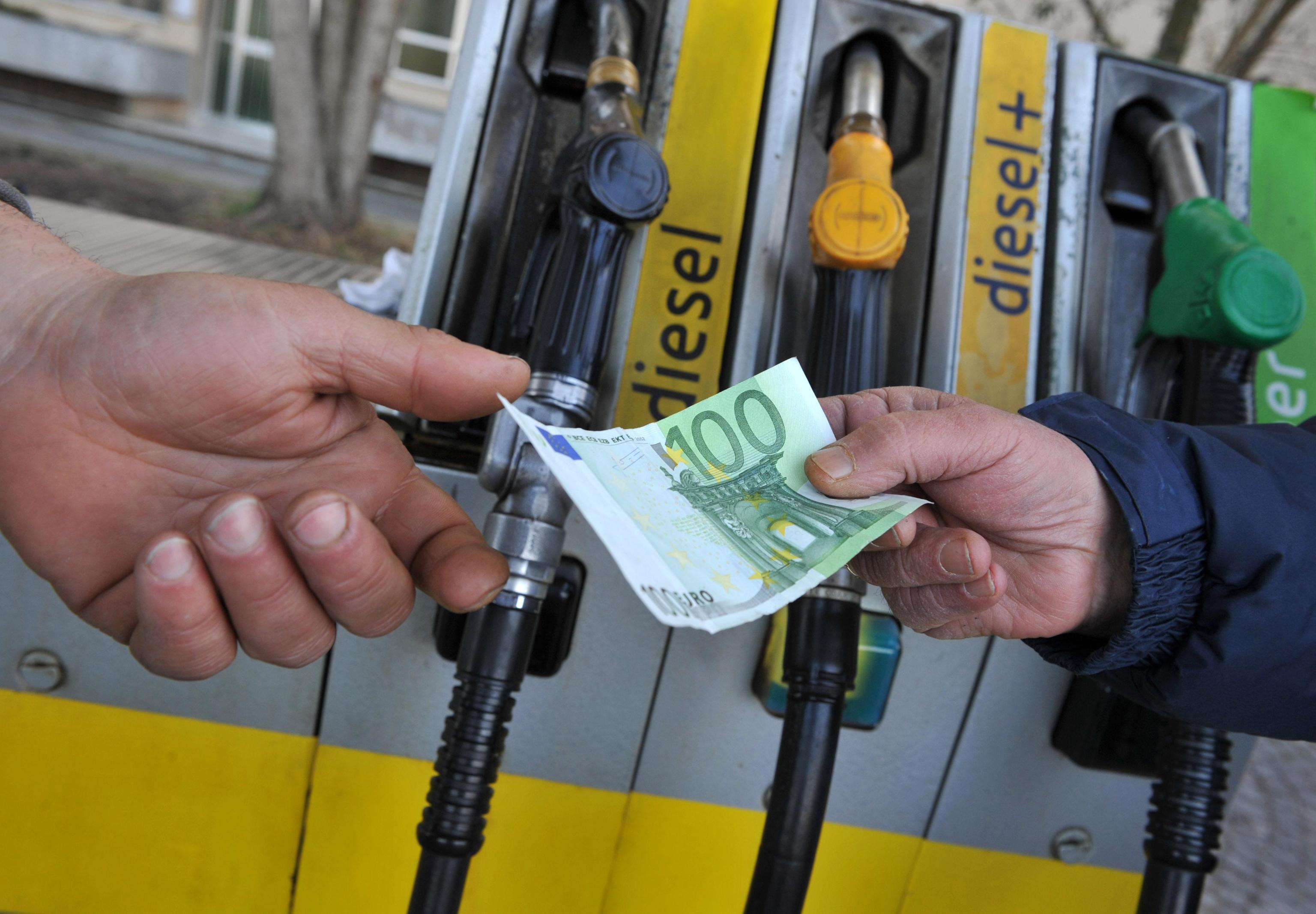 BENZINA, STOP AGLI AUMENTI DAL 1 OTTOBRE. ECCO PERCHE' IL PREZZO NON POTRA' PIU' CRESCERE - 29/09/2015