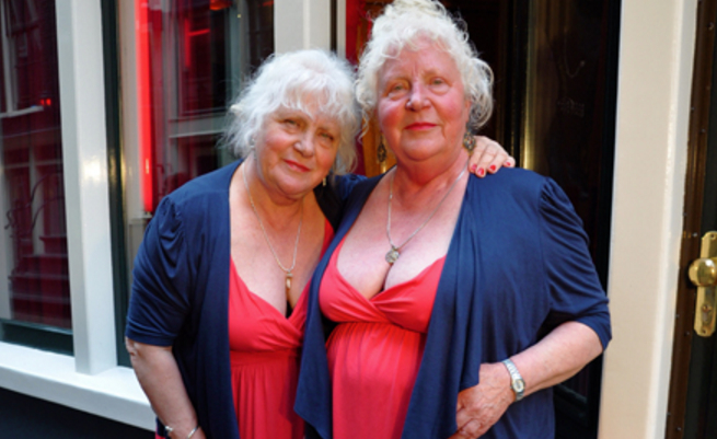 LE PROSTITUTE PIU' FAMOSE DI AMSTERDAM, SONO DUE GEMELLE DI 70 ANNI - VIDEO - 26/11/2015