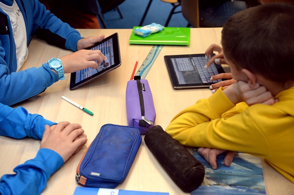 STARNUTISCE TROPPO, LA MAESTRA LO STRATTONA E GLI LUSSA LA SPALLA. LA SCUOLA: ''E' COLPA DEL BAMBINO'' - 06/12/2015
