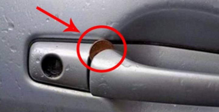 SE VEDI UNA MONETINA NELLA MANIGLIA DELLA TUA AUTO, STA ATTENTO, STANNO PER DERUBARTI - VIDEO - 06/01/2016
