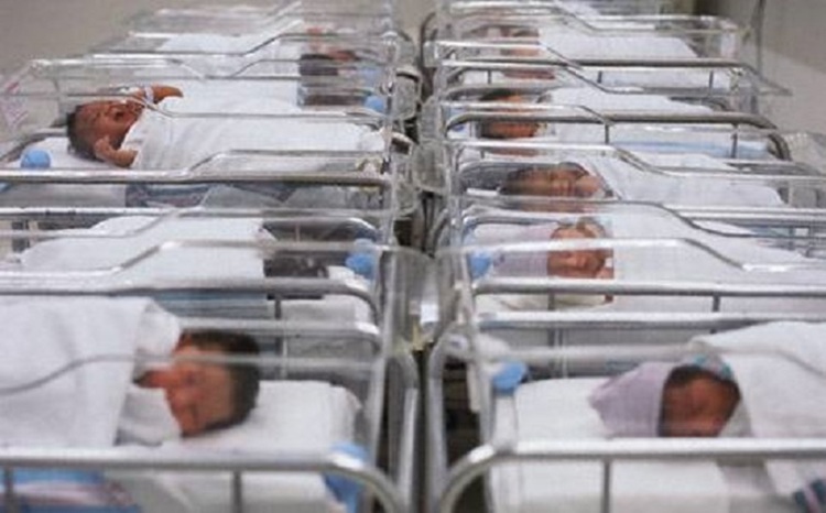 ECCO LA NEONATA CHE STA FACENDO SBELLICARE DALLE RISATE TUTTO IL WEB - VIDEO - 03/02/2016