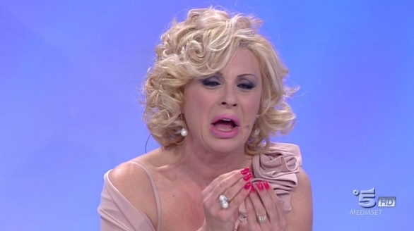 TINA CIPOLLARI CACCIATA DA 'UOMINI E DONNE' ? LA PRODUZIONE DA UN INDIZIO CHE NON PASSA INOSSERVATO - 03/02/2016