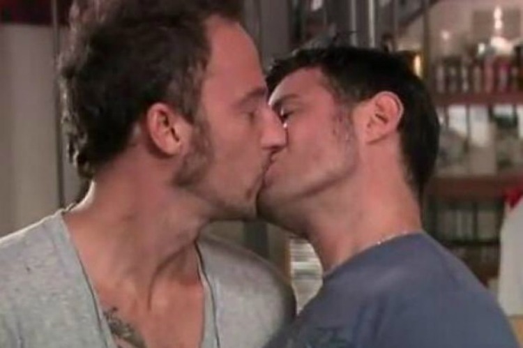MENTRE ERA IN CORSO LA DIRETTA DEL FESTIVAL, FACCHINETTI POSTA QUESTA FOTO E SCOPPIA LA POLEMICA - 10/02/2016