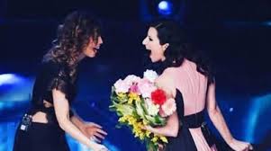 AVETE RICONOSCIUTO LA CORISTA DI ''FIDUCIA'' DI LAURA PAUSINI? E' PROPRIO LEI ! - 16/02/2016