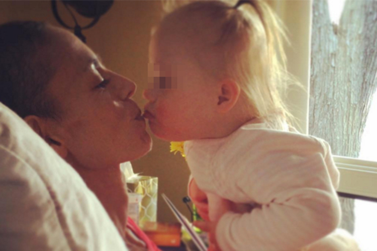 L'ULTIMO BACIO PRIMA DI MORIRE: LA CANTANTE SALUTA LA FIGLIA DI 2 ANNI CON QUESTO TENERO SCATTO - 01/03/2016