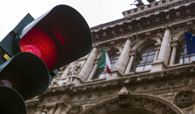 SIETE PASSATI CON IL ROSSO? ECCO I CASI IN CUI LA MULTA NON VA PAGATA - 01/03/2016