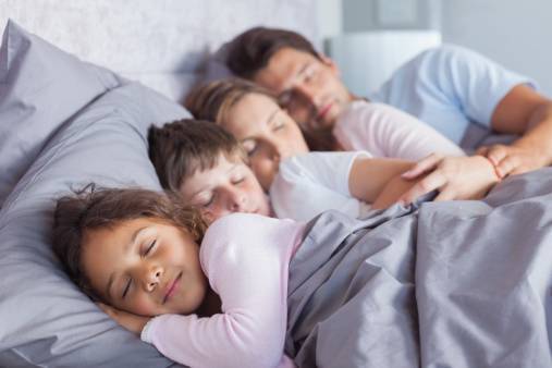 I FIGLI VOGLIONO DORMIRE NEL LETTONE? MEGLIO NON CACCIARLI, ECCO PERCHE' - 09/03/2016