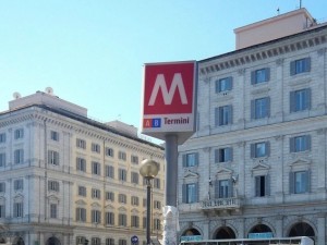 ROMA SHOCK: SI VOLEVA LANCIARE SUI BINARI POI L'INCREDIBILE SALVATAGGIO - 29/06/2015