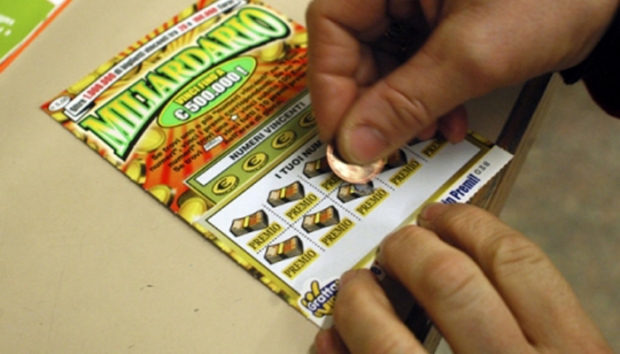 ''HAI VINTO 10 MILIONI AL GRATTA E VINCI''. E LEI: ''SMETTO DI LAVORARE'', POI SCOPRE CHE NON E' VERO - 02/07/2015